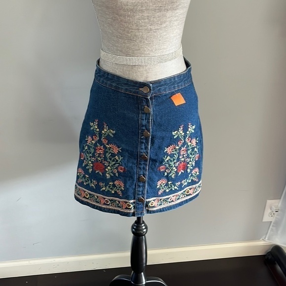 Miami button up jean mini skirt with beautiful embroidery throughout.  Medium - Picture 1 of 9